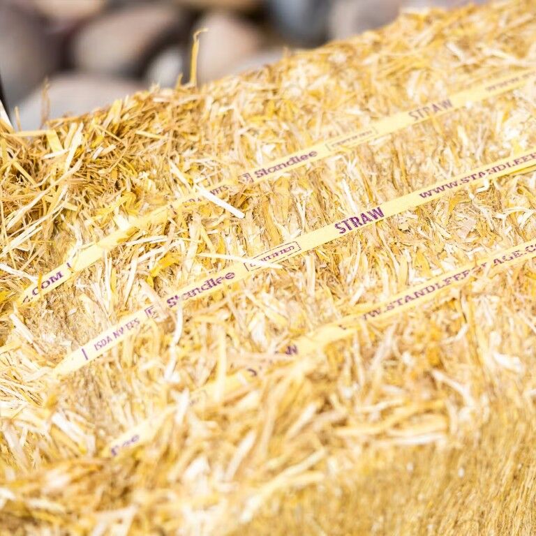 Standlee Premium Products Certified Straw Compressed Bale Animal Bedding, 3.6-Cu Ft