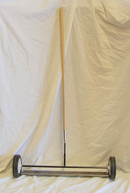 The Attractor Magnetic Mini Sweeper - 24 in