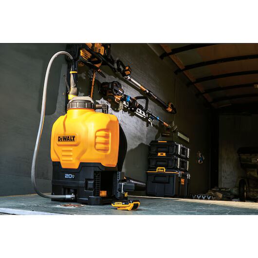 DEWALT Cordless Backpack Sprayer, 4-Gal