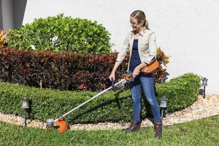 Husqvarna Weed Eater 320iL With Battery And Charger