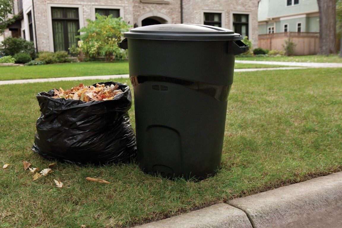 Rubbermaid Roughneck Black Non-Wheeled Trash Can, 32-Gal