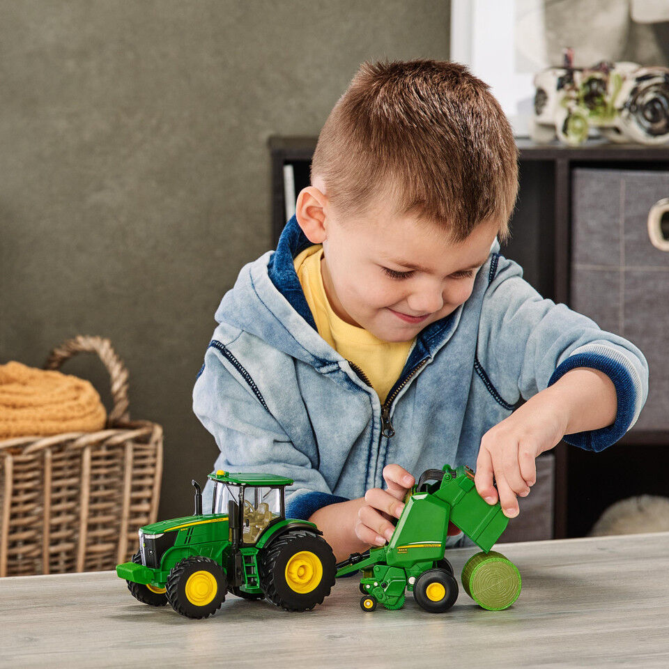 ERTL John Deere 1:32 Scale 7270R Tractor With 560R Baler And Round Bale Farm Toy Set
