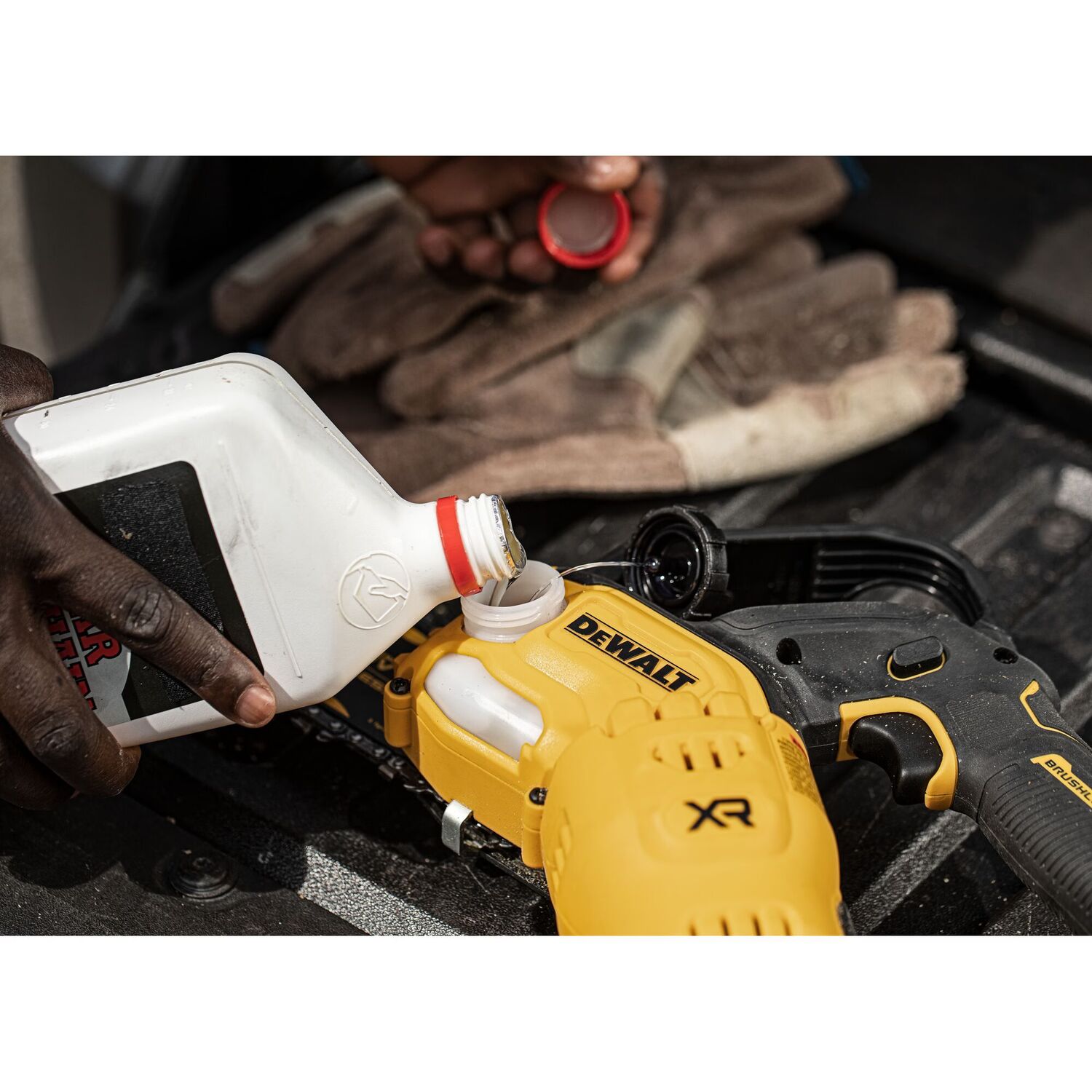 DeWALT 20V 8-In Cordless Pruning Chainsaw Kit