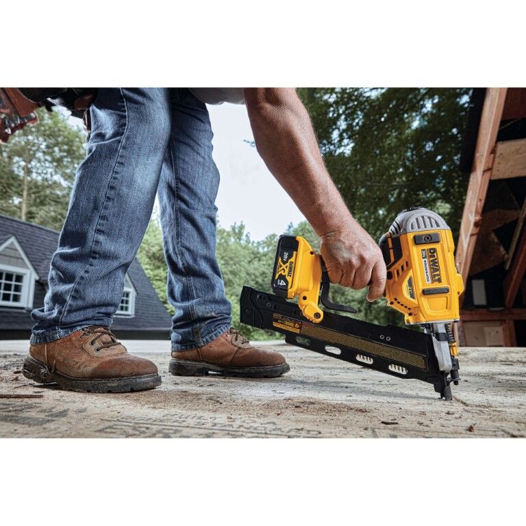 DEWALT 20-V Max 21° Plastic Collated Framing Nailer Kit
