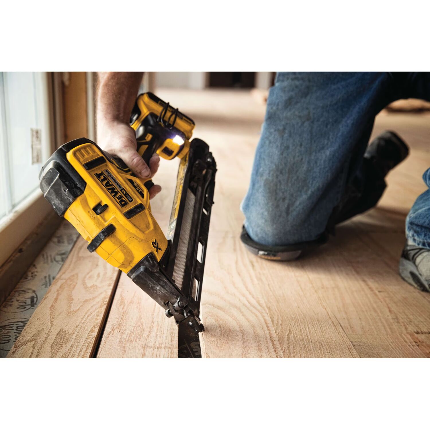 DEWALT 20-V Max XR Angled Finish Nailer Kit, 15-Gauge