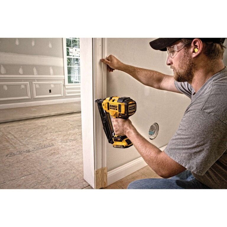 DEWALT 20-V Max XR Angled Finish Nailer Kit, 16-Gauge