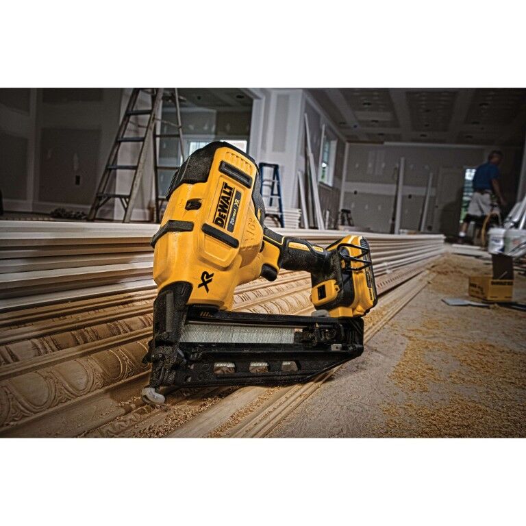 DEWALT 20-V Max XR Angled Finish Nailer Kit, 16-Gauge