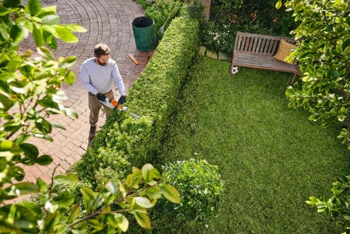 STIHL HSA 30 Battery Powered Hedge Trimmer Kit, 18 in.